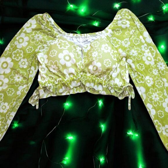 Steve Madden Tops - Madden NYC white floral long sleeve crop top